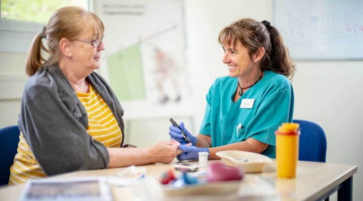 Pflegekraft im Gespräch mit Diabetes-Patientin