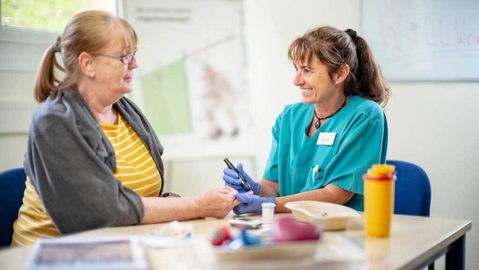 Diabetes-Therapie in der Reha Pflegekraft im Gespräch mit Diabetes-Patientin