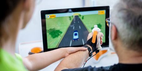 Arm-Robotik-Therapie am Bildschirm