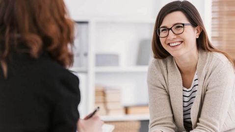 Frau bei der Psychotherapie mit ihrer Therapeutin