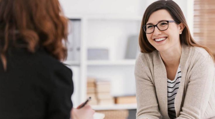 Frau bei der Psychotherapie mit ihrer Therapeutin