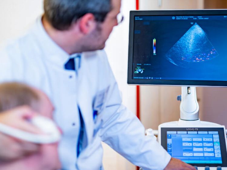 Arzt untersucht den Kopf eines Patienten mit Ultraschall
