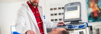 Arzt untersucht Herz eines Patienten