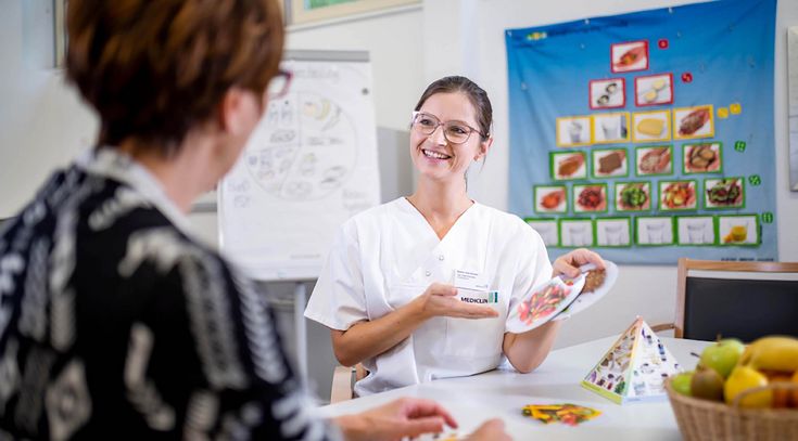Ernährungstherapeutin erklärt Patientin gesunde Ernährung