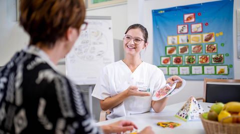Ernährungstherapeutin erklärt Patientin gesunde Ernährung
