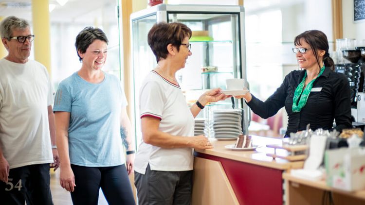 Patienten bestellen Kaffee in der Cafeteria