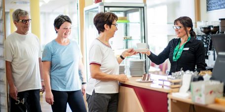Patienten bestellen Kaffee in der Cafeteria