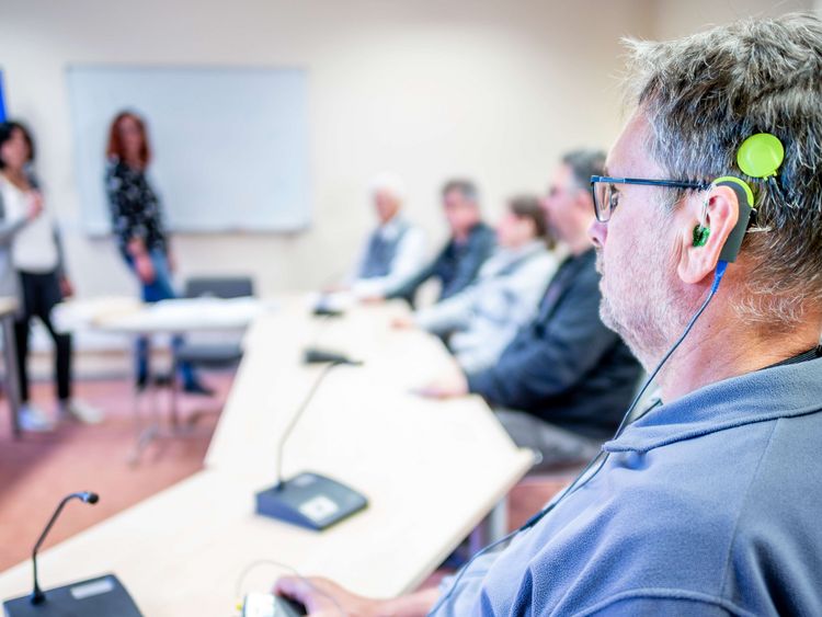 Patienten mit Cochlea Implantat lernen in der Gruppe wieder zu hören