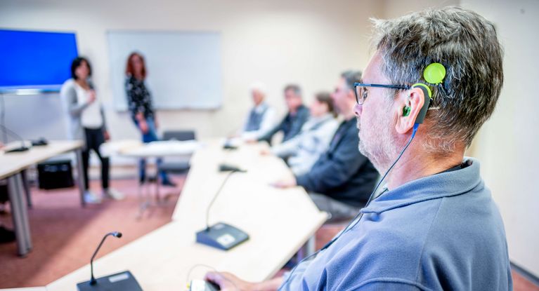 Patienten mit Cochlea Implantat lernen in der Gruppe wieder zu hören