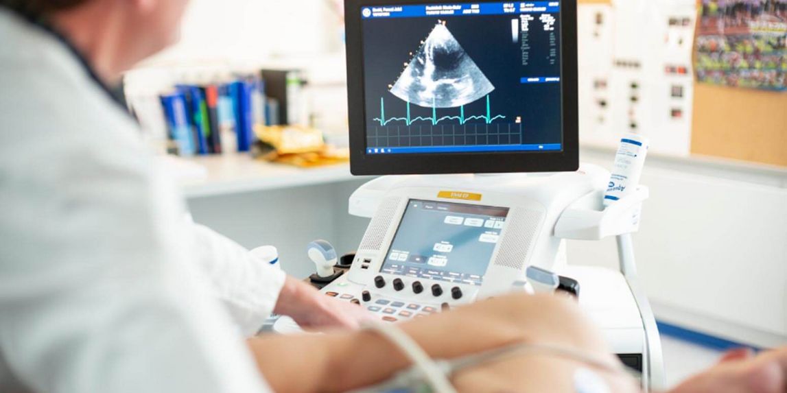 Arzt führt bei einem Patienten eine Herzuntersuchung per Ultraschall durch. 