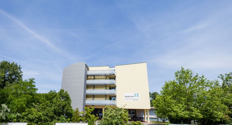 Außenansicht Eingang MEDICLIN Waldkrankenhaus Bad Düben