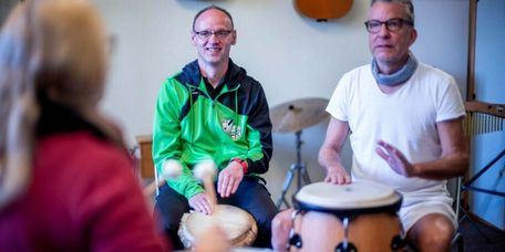 Musiktherapie - zwei Patienten beim Trommeln mit Therapeutin