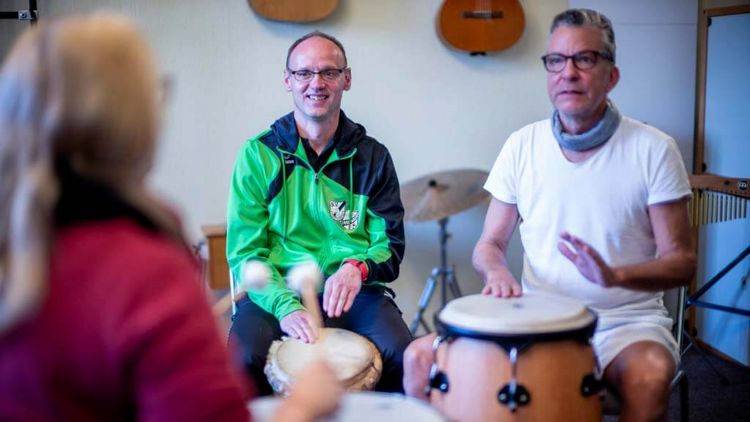 Musiktherapie - zwei Patienten beim Trommeln mit Therapeutin