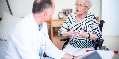 Brustkrebs-Patientin mit Arzt