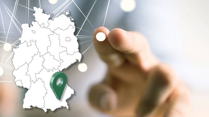 Animation einer Deutschlandkarte mit den Grenzen der Bundesländer und einen Finger, der auf einen Punkt zeigt