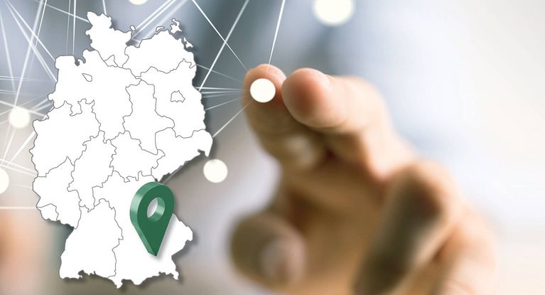 Animation einer Deutschlandkarte mit den Grenzen der Bundesländer und einen Finger, der auf einen Punkt zeigt