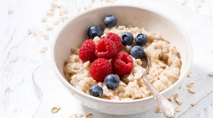 Bowl mit Haferflocken und Beeren