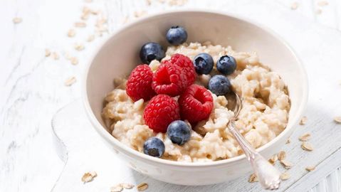 Bowl mit Haferflocken und Beeren