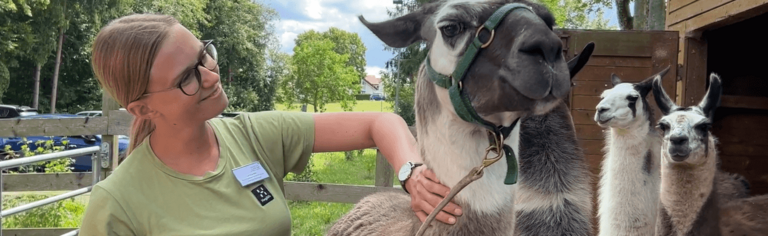 Therapeutin Larissa Bär streichelt ein Lama