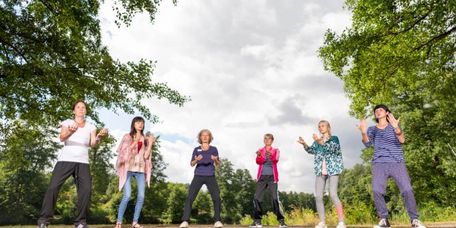 Bewegungstherapie in der Gruppe im Freien