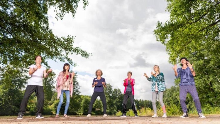 Bewegungstherapie in der Gruppe im Freien