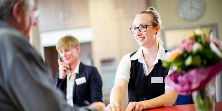 Patient meldet sich in der Reha-Klinik an