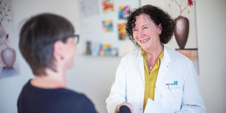 Ärztin schüttel Patientin beim Abschlussgepräch die Hand