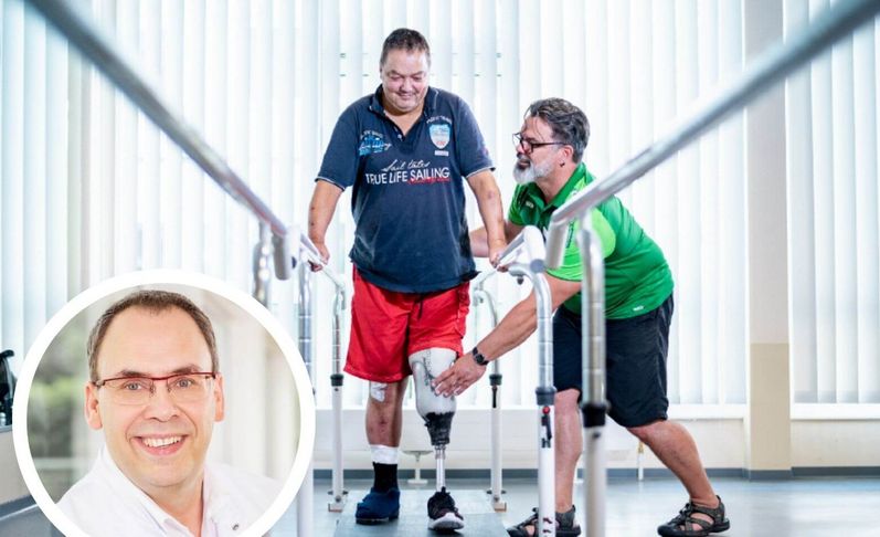 Experte Dr. Harkener, amputierter Patient beim Gangtraining mit Therapeut in der Reha