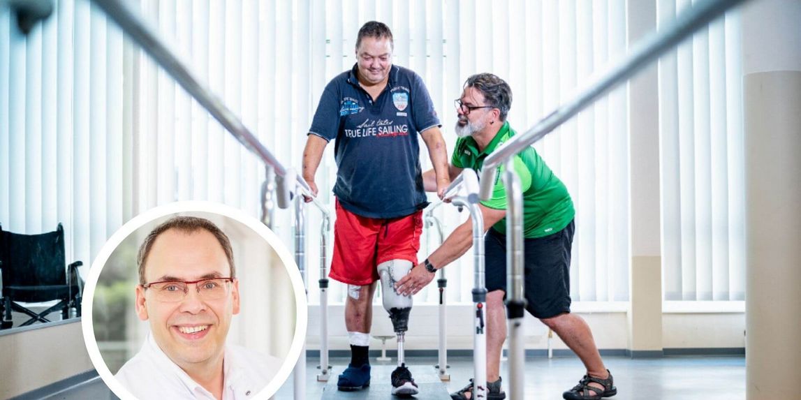 Experte Dr. Harkener, amputierter Patient beim Gangtraining mit Therapeut in der Reha