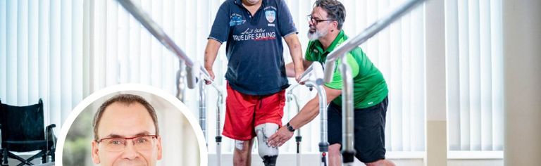Experte Dr. Harkener, amputierter Patient beim Gangtraining mit Therapeut in der Reha