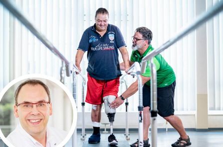 Experte Dr. Harkener, amputierter Patient beim Gangtraining mit Therapeut in der Reha