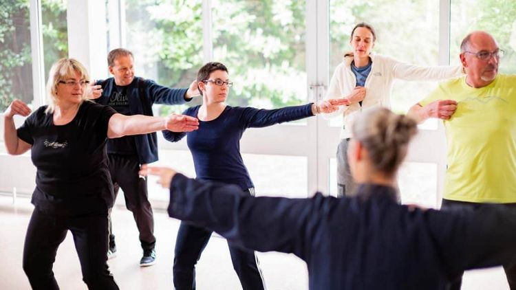 Tai Chi Bewegungstherapie mit Therapeutin und Patienten
