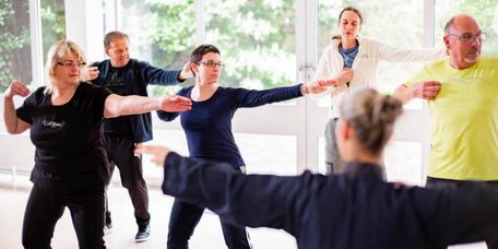 Tai Chi Bewegungstherapie mit Therapeutin und Patienten