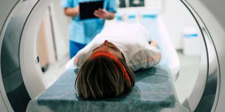 Patientin liegt im MRT, Diagnostik Kopf