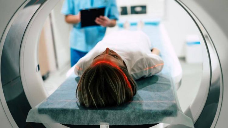Patientin liegt im MRT, Diagnostik Kopf