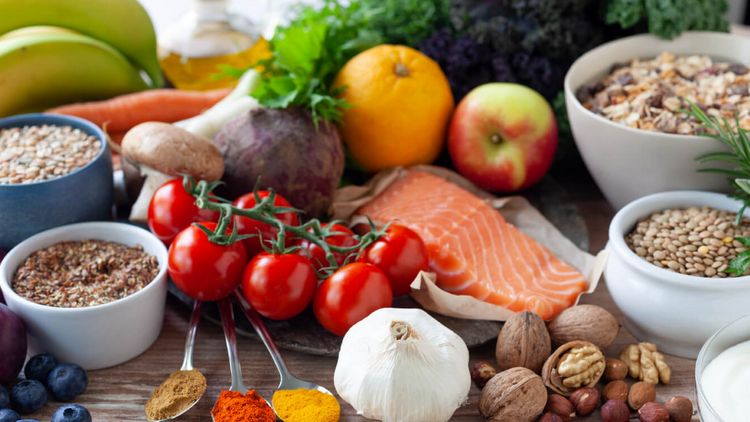 Auswahl an gesunden Lebensmitteln: Obst, Gemüse, Nüsse, Lachs