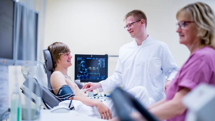 Arzt untersucht jungen Patienten mit Ultraschall