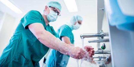 Zwei Ärzte m OP-Outfit waschen ihre Hände