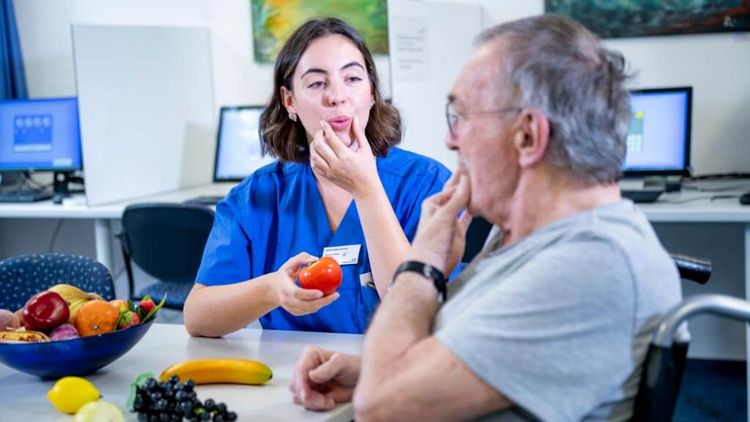 Patient bei der Logopädie mit Therapeutin