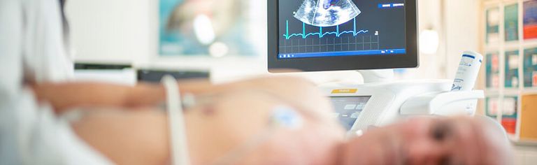 Arzt untersucht Herz eines Patienten mit Ultraschall