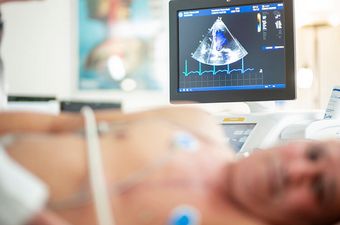 Arzt untersucht Herz eines Patienten mit Ultraschall