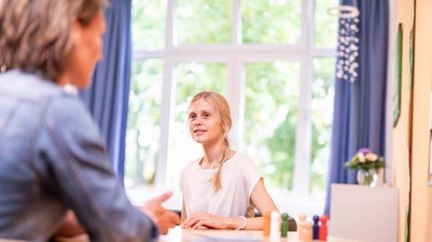 Mädchen im Teenageralter bei der Gesprächstherapie mit einer Therapeutin
