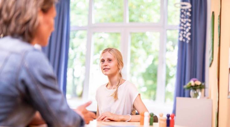Mädchen im Teenageralter bei der Gesprächstherapie mit einer Therapeutin