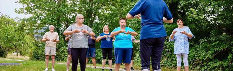 Bewegungstherapie in der Gruppe im Freien