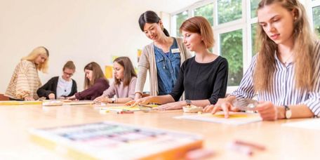 Kreativtherapie in der Rehaklinik - Fingermalen
