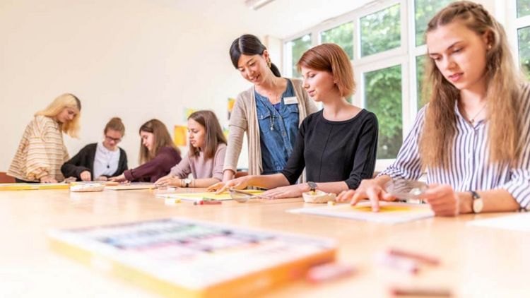 Kreativtherapie in der Rehaklinik - Fingermalen