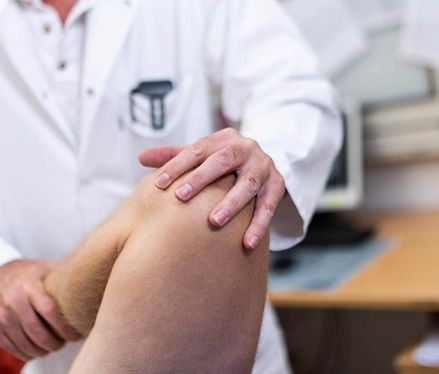 Arthrose verstehen: Experte erklärt Symptome und Therapie im Video