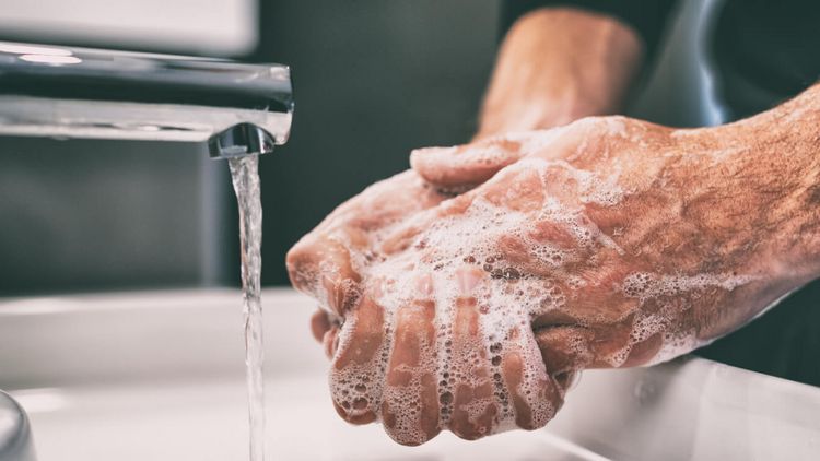 Person wäscht sich mit Seife die Hände