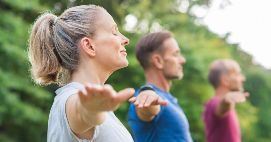 Mehrere Menschen machen Yoga in der Gruppe