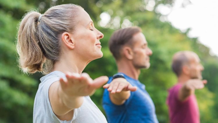 Mehrere Menschen machen Yoga in der Gruppe